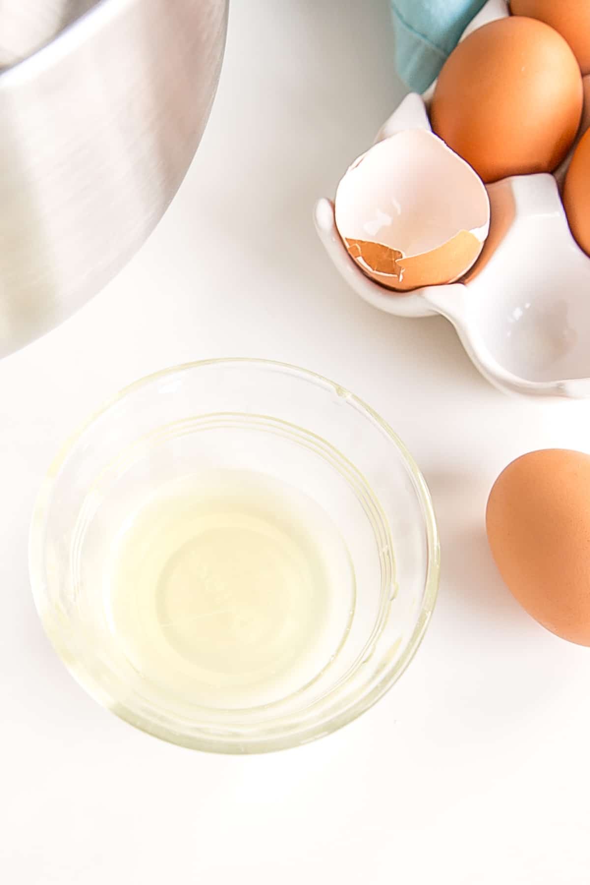This old-fashioned 7 minute frosting recipe is light, delicious, and easy to make. A pure white frosting that's perfect for a variety of delicious desserts. | livforcake.com Separating egg whites one at a time.