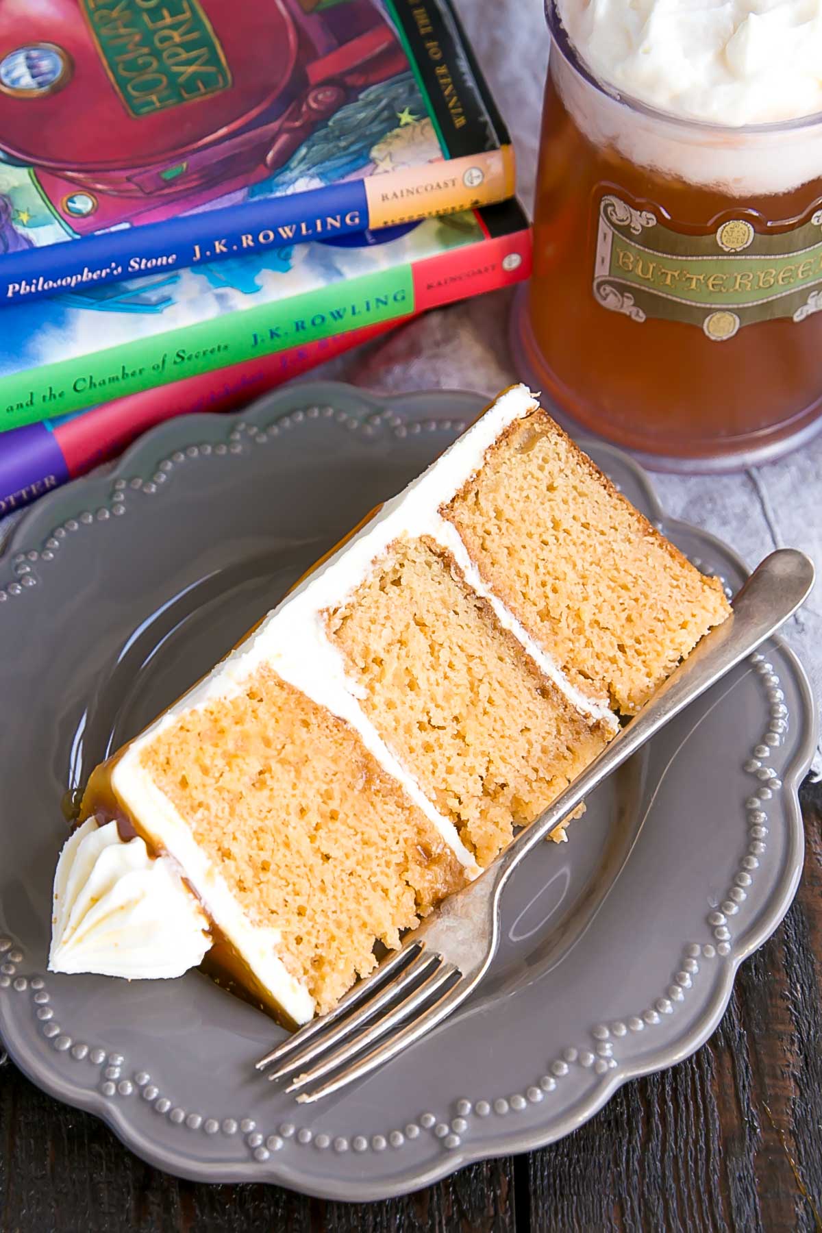 Harry Potter Cake! This Butterbeer cake combines butterscotch, cream soda, and marshmallow all in one spellbinding dessert. | livforcake.com Harry Potter Cake. Butterbeer Cake slice.