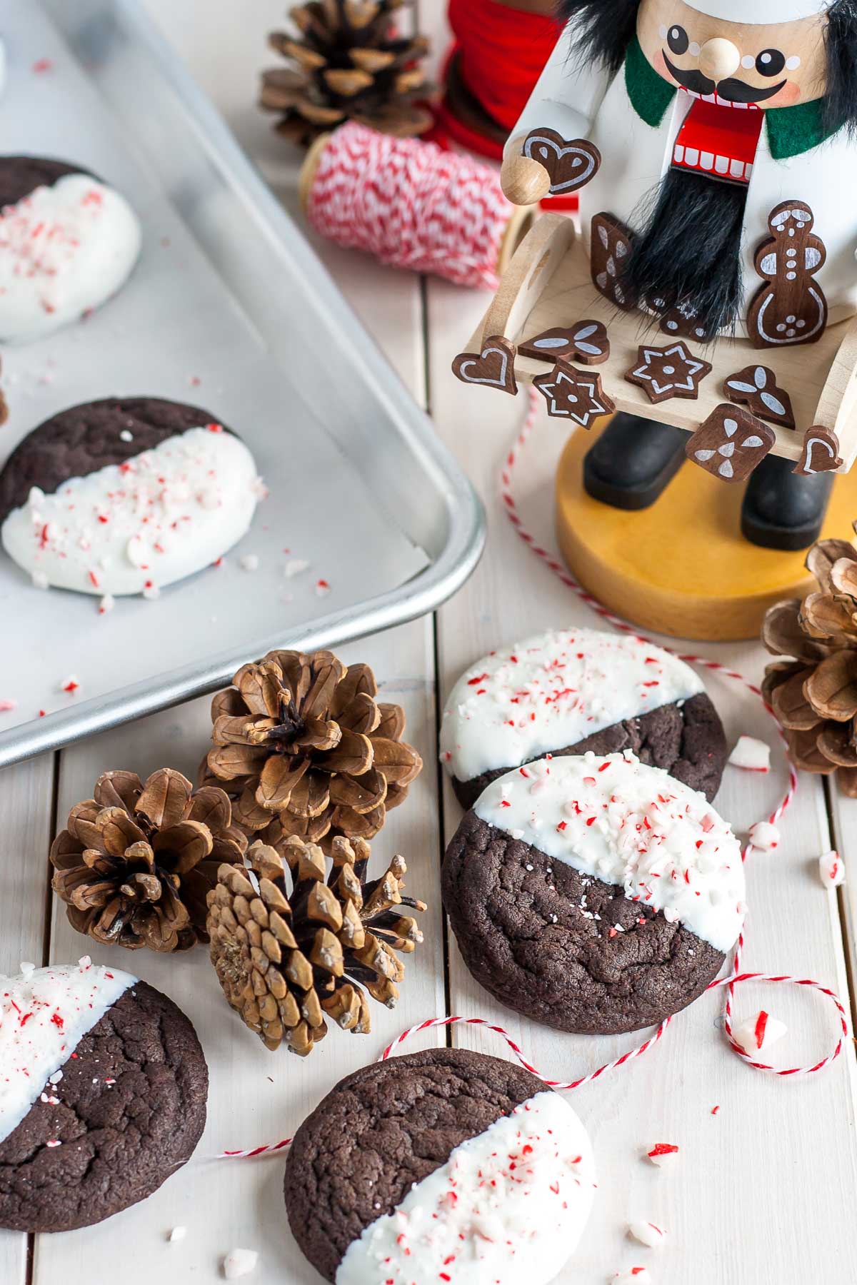 Dark Chocolate Candy Cane Cookies! The classic combination of chocolate and peppermint make these Dark Chocolate Candy Cane Cookies the perfect treat for the holidays! | livforcake.com Chocolate dipped candy cane cookies