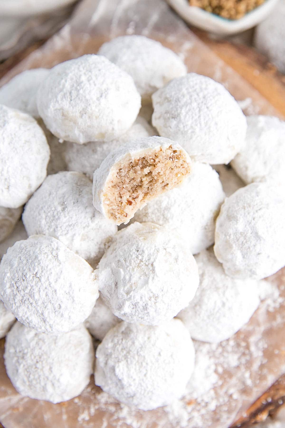 These Mexican Wedding Cookies (also known as Snowball Cookies or Russian Tea Cakes) are buttery, melt-in-your-mouth delicious! Pecan cookies with a hint of cinnamon dusted with powdered sugar. | livforcake.com Pecan butter cookies dusted with powdered sugar.