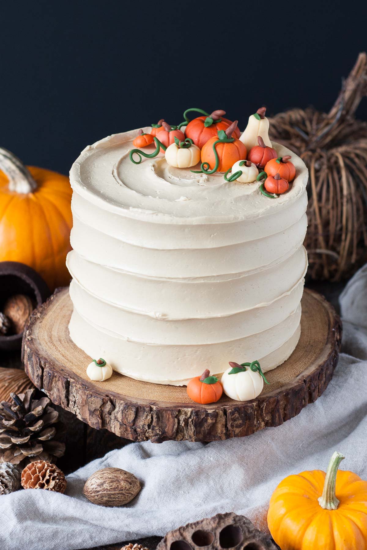 This Pumpkin Spice Latte Cake is your favorite Fall beverage in cake form! Pumpkin spice cake with an espresso buttercream. | livforcake.com Pumpkin Spice Latte Cake with an espresso buttercream