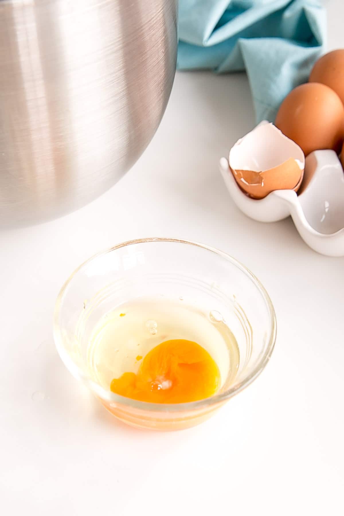 This tutorial on how to make Swiss Meringue buttercream is the only resource you'll need to make the smoothest, silkiest frosting! | livforcake.com Broken yolk